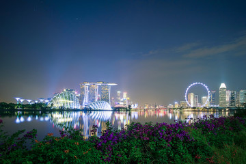 Fototapete - Panorama of Singapore cityscape. beautiful business modern building skyscraper around Marina bay at night. landmark and popular for tourist attractions : Singapore, 9 May 2019
