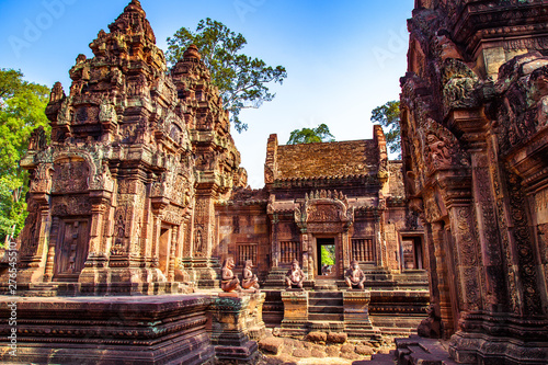 Fotografía Karuda Bird Gardians Carvings at Banteay Srei Red Sandstone Temple, Cambodia