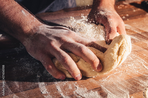 Fotografía Ein Pizzateig wird geknetet
