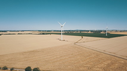 Windkraftwerk im Sommer