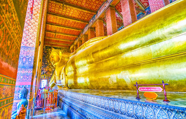 Canvas Print - The large golden Reclining Buddha in Wat Pho temple, Bangkok, Thailand