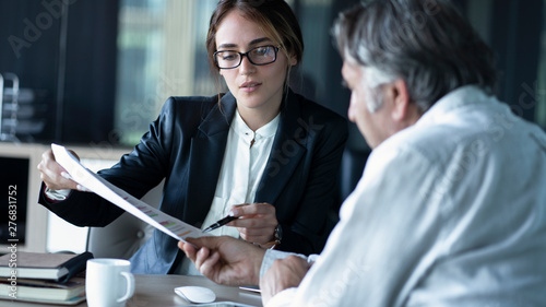 Fotomural Business people discussion advisor concept