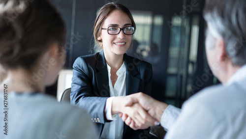 Fotomural Business people discussion advisor concept