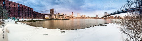 Fotografia  Manhattan Skyline from Pebble Beach in Brooklyn, United States.