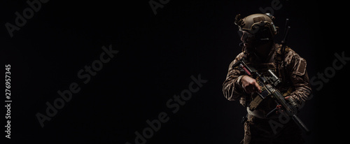 Fotografía Special forces United States soldier or private military contractor holding rifle