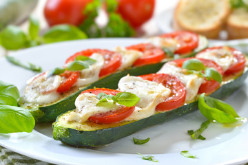 überbackene zucchini caprese gefüllt mit tomate, mozzarella, basilikum – stuffed and baked zucchini 