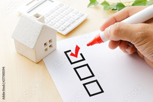 Fotomural チェックマーク Red check mark in checklist