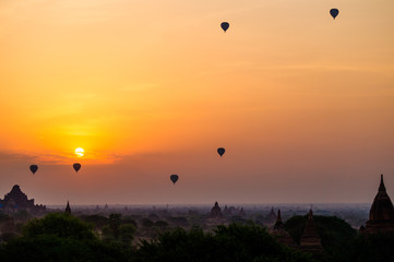 Canvas Print - temples and many hot air balloons in bagan myanmar during sunrise