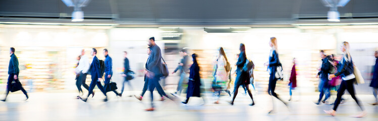 Canvas Print - Beautiful motion blur of walking people in train station. Early morning rush hours, busy modern life concept. Ideal for websites and magazines layouts