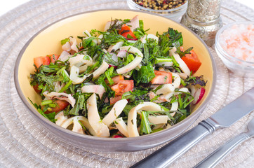 Wall Mural - Salad of lettuce leaves, tomatoes and squid. 