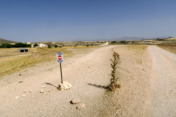 Poster - Propiedad privada.Prohibido el paso. Propriété privée, passage interdit. chemin de terre en Espagne avec chardons.