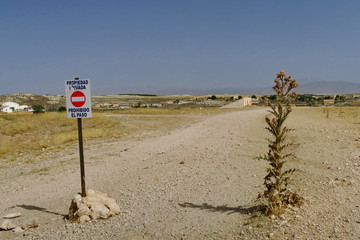 Poster - Propiedad privada.Prohibido el paso. Propriété privée, passage interdit. chemin de terre en Espagne avec chardons.