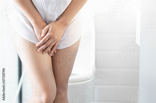 Fotografía Close up woman stomachache with toilet in the morning, health care concept, sele