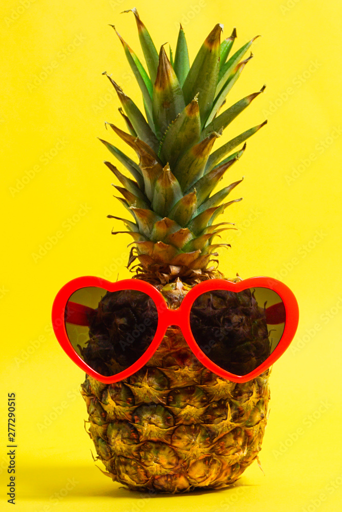Ripe pineapple with sunglasses. サングラスをかけた完熟の 