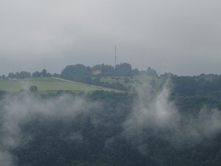 landschaft von nebel umhüllt, mystische stimmung