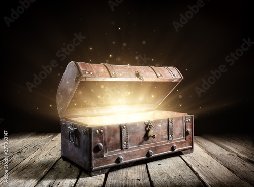 Fotografía Treasure Chest - Open Ancient Trunk With Glowing Magic Lights In The Dark