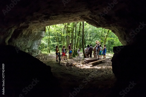 Fotografía Groupe à l'entrée d'une grotte