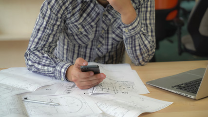 Aufkleber - Closeup detail man architect texting message.