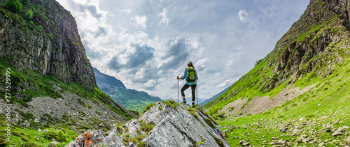 Fotomural Frau mit Rucksack beim Wandern