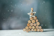 Weihnachten - Weihanchtsbaum aus kleinen Holzscheiben mit Stern