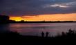 fischer fischen aus eine Flussufer bei Sonnenuntergang mit schönes Warmes Licht