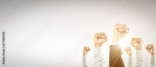 Fotografía Businessmen raised their hands to win the celebration of the organization