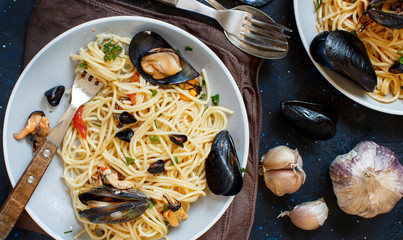 Wall Mural - Spaghetti with mussels and tomatoes