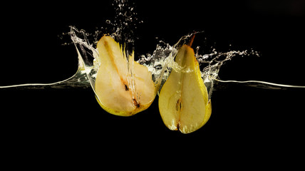Aufkleber - Ripe pear halves splashing in clean water
