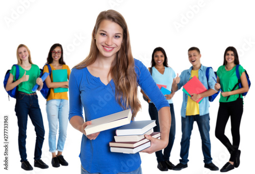 Photographie Sympathische blonde Studentin mit Büchern und Gruppe internationaler Studenten