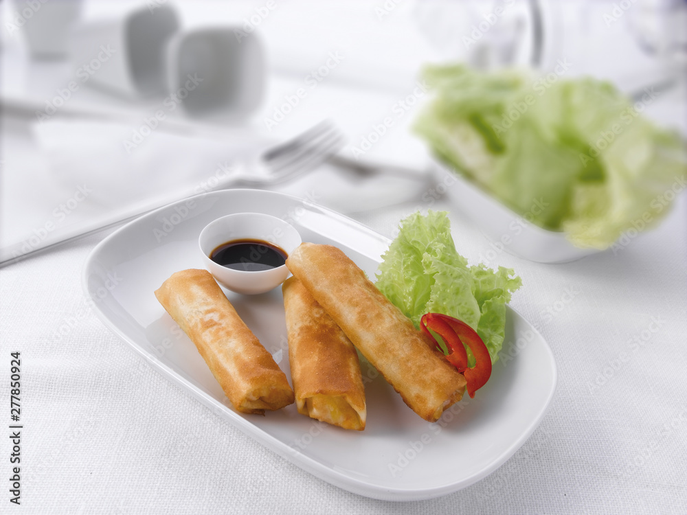 rollitos chinos con verduras con salsa de soja. Chinese rolls with ...