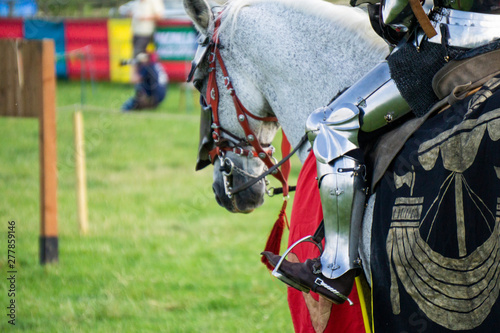Fotomural A medieval knight sitting on a horse wearing shining armour