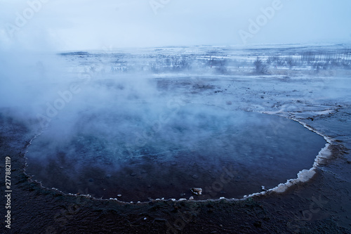 Cuadros en Lienzo Geothermal lake (hot spring pool) with smoke in Iceland at geysir Strokkur, gold