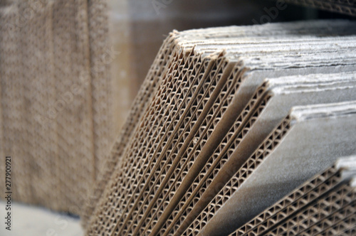 Fotografía Corrugated cardboard sheets one by one, they are prepared for packing metal structures