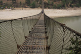 Fototapeta Mosty linowy / wiszący - długi wiszący most linowy na rzece w nepalu i plaża w tle