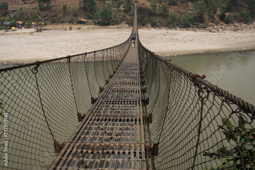 Plakat most linowy  dlugi-wiszacy-most-linowy-na-rzece-w-nepalu-i-plaza-w-tle