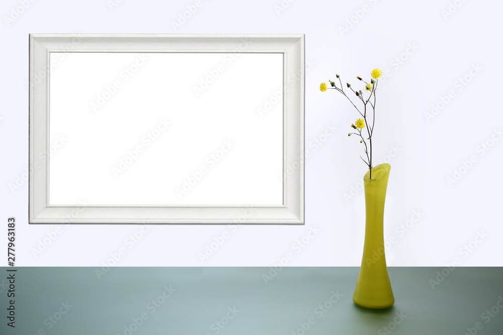 Kwiat w żółtym wazonie i rama obrazu na ścianie, reklama, tekst. - obrazy, fototapety, plakaty 