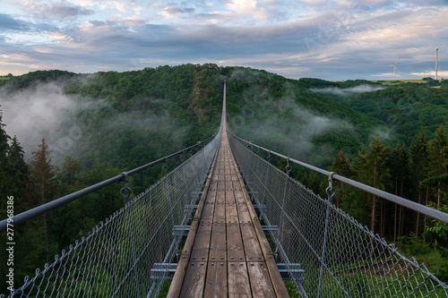 Obrazy most wiszący  widok-na-most-wiszacy-w-niemczech-geierlay