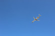 avião voando no céu