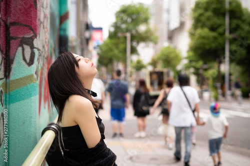 都会の街中に佇む綺麗な日本人女性 Stock 写真 Adobe Stock