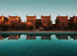 Gebäude vor einem Pool in der Wüste von Marokko
