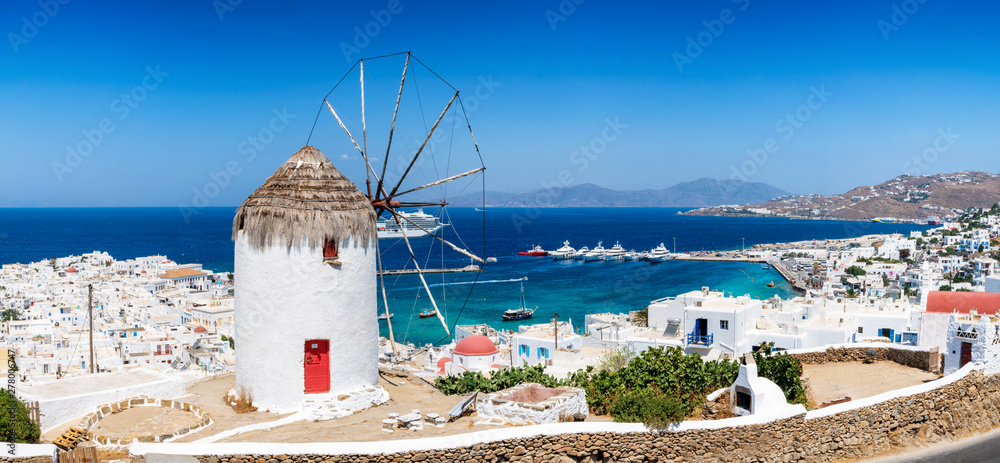 Blick über die Stadt und den Hafen der Insel Mykonos im Sommer mit traditioneller Windmühle und weißgewaschenen Häusern, Kykladen, Griechenland - obrazy, fototapety, plakaty 