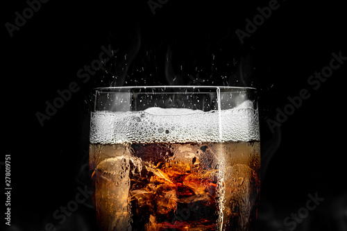 Fotomural Soft drink glass with ice splash on cool smoke background