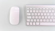 kabellose weisse Maus neben Tastatur von oben