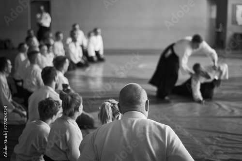 Dekoracja na wymiar  trening-aikido-obraz-czarno-bialy-nauczyciel-pokazuje-odbior-tradycyjna-forma-ubioru