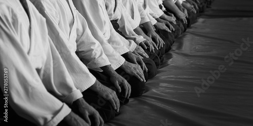 Dekoracja na wymiar  czarno-bialy-obraz-aikido-mezczyzni-to-sportowcy-warsztaty-aikido-liczba-czarnych-pasow