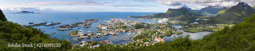 Fotografía  Panoramic view from the hiking path to the Fløya mountain down to Svolvær, Austv
