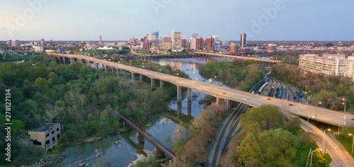 Fotomural Sunrise Comes Lighting the Roads and Buildings of Richmond Virginia USA