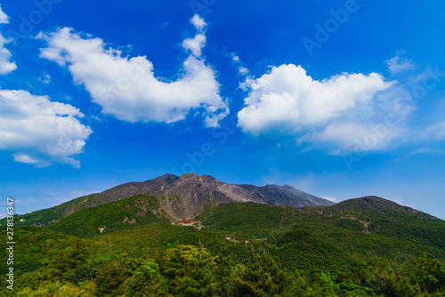 鹿児島市 霧島錦江湾国立公園 桜島 湯之平展望所からの桜島の噴火口を望む Adobe Stock でこのストック画像を購入して 類似の画像をさらに検索 Adobe Stock