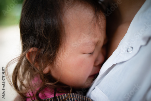 母の胸で泣く女の子 Adobe Stock でこのストック画像を購入して 類似の画像をさらに検索 Adobe Stock 母の胸で泣く女の子 Adobe Stock でこのストック画像を購入して 類似の画像をさらに検索 Adobe Stock