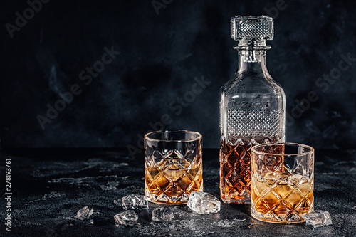 Cuadros en Lienzo Glasses of the whiskey with a square decanter